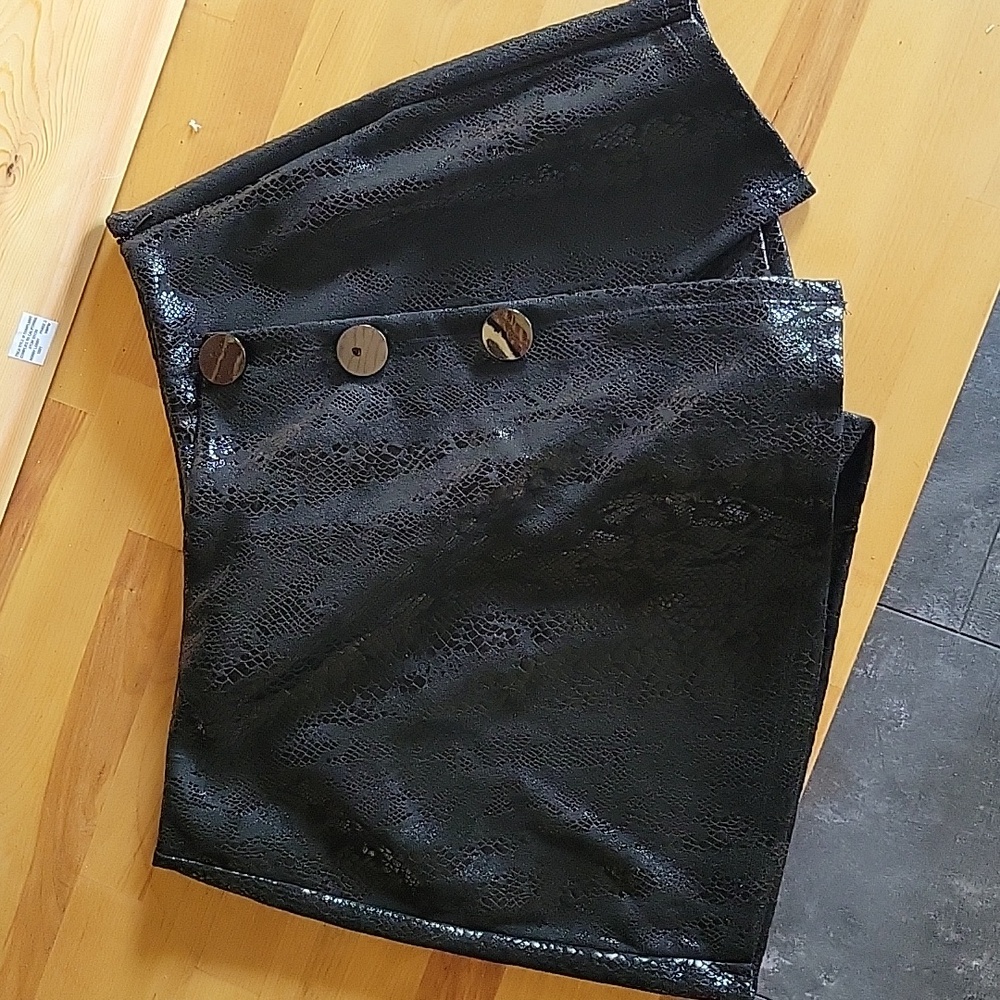 NWT Black Snakeskin Skort M